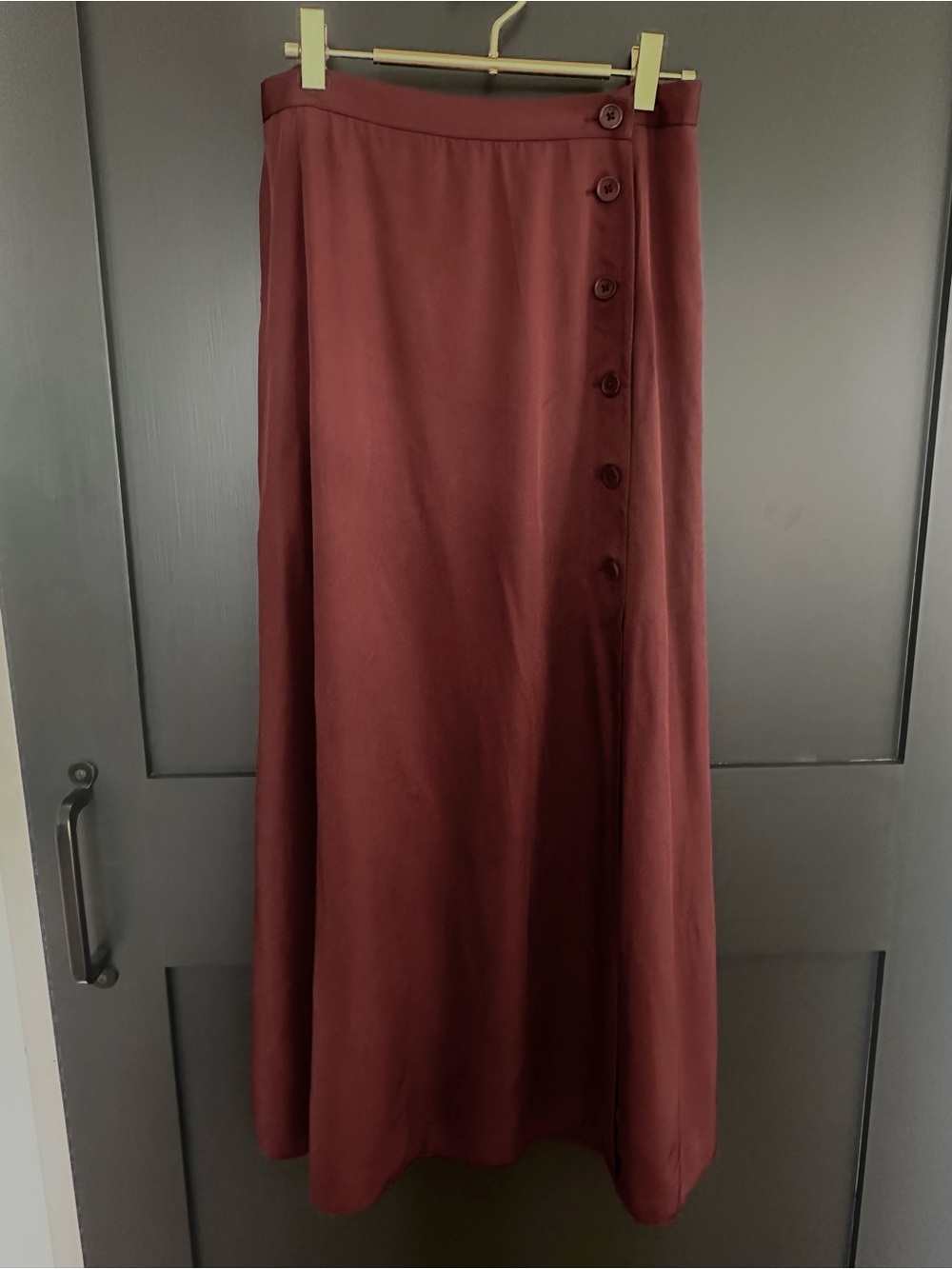 Aritzia Wilfred Women's Button-Accent Skirt with slit in Burgundy / size 6